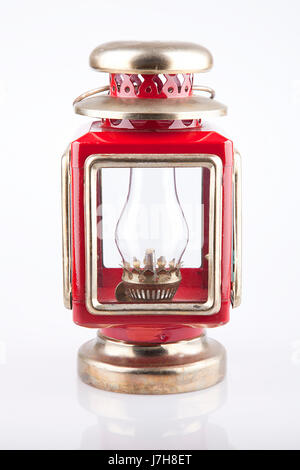 Vintage rot Öllaterne auf einer weißen Fläche. Öllampe isoliert auf weißem Hintergrund. Stockfoto