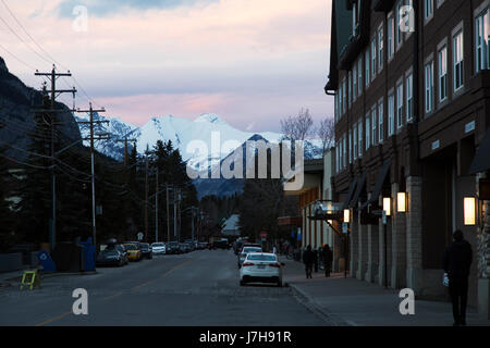 Rosa Abendhimmel in Banff, Kanada. Banff liegt unter den kanadischen Rocky Mountains. Stockfoto