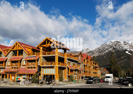 Fassade des vom Elch Hotel and Suites in Banff, Kanada. Banff liegt unter den kanadischen Rocky Mountains. Stockfoto