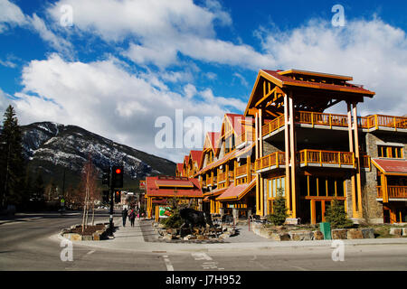 Fassade des vom Elch Hotel and Suites in Banff, Kanada. Banff liegt unter den kanadischen Rocky Mountains. Stockfoto