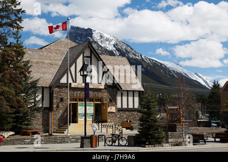 Banff-Besucherzentrum in Banff, Alberta, Kanada. Das Zentrum bietet Informationen über die Stadt und Umgebung. Stockfoto