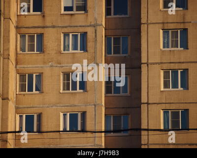 Sankt Petersburg, Russland - 15. September 2016: traditionelle sowjetischen Stil Appartementhaus bei Sonnenuntergang Stockfoto