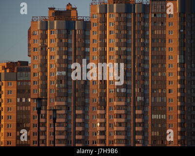 Sankt Petersburg, Russland - 15. September 2016: traditionelle sowjetischen Stil Appartementhaus bei Sonnenuntergang Stockfoto