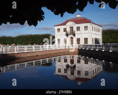 Sankt Petersburg, Russland - 15. September 2016: Reflexion von Marli Palast in Peterhof Stockfoto