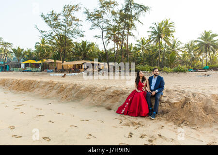 Sein Ehepaar, dass ihr Engagement Session gemacht am Strand von Goa. Stockfoto