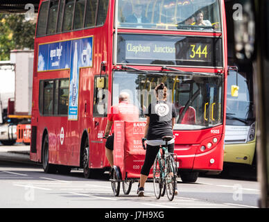 Londoner Pendler Radfahrer, Fahrrad fahren entlang der städtischen Londons Straßen Stockfoto