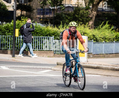 Londoner Pendler Radfahrer, Fahrrad fahren entlang der städtischen Londons Straßen Stockfoto