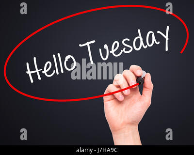 Hand des Mannes Hallo Dienstag mit schwarzem Filzstift auf Bildschirm zu schreiben. Isoliert auf schwarz. Wirtschaft, Technologie, Internet-Konzept. Stock Foto Stockfoto