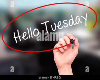 Hand des Mannes Hallo Dienstag mit schwarzem Filzstift auf Bildschirm zu schreiben. Isoliert auf Büro. Wirtschaft, Technologie, Internet-Konzept. Stock Foto Stockfoto