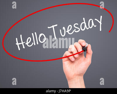 Hand des Mannes Hallo Dienstag mit schwarzem Filzstift auf Bildschirm zu schreiben. Isoliert auf grau. Wirtschaft, Technologie, Internet-Konzept. Stock Foto Stockfoto