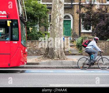 Londoner Pendler Radfahrer, Fahrrad fahren entlang der städtischen Londons Straßen Stockfoto