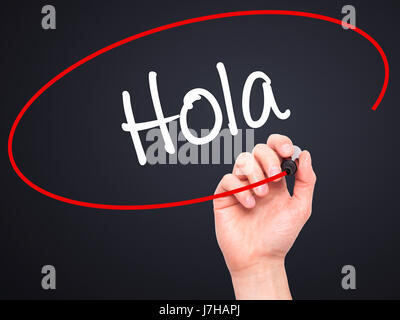 Hand des Mannes Hola (Hallo auf Spanisch) mit schwarzem Filzstift auf Bildschirm zu schreiben. Auf Hintergrund isoliert. Wirtschaft, Technologie, Internet-Konzept. Lager Ph Stockfoto