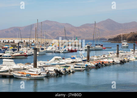 Rühmen Sie in der Marina Puerto del Carmen, Ostküste, Lanzarote, Kanarische Inseln Europas Stockfoto