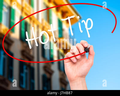 Hand des Mannes mit schwarzem Filzstift auf Bildschirm schreiben heißen Tipp. Auf Hintergrund isoliert. Wirtschaft, Technologie, Internet-Konzept. Stock Foto Stockfoto