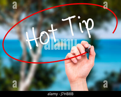 Hand des Mannes mit schwarzem Filzstift auf Bildschirm schreiben heißen Tipp. Auf Hintergrund isoliert. Wirtschaft, Technologie, Internet-Konzept. Stock Foto Stockfoto