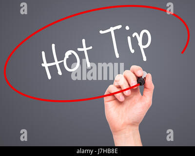 Hand des Mannes mit schwarzem Filzstift auf Bildschirm schreiben heißen Tipp. Auf Hintergrund isoliert. Wirtschaft, Technologie, Internet-Konzept. Stock Foto Stockfoto