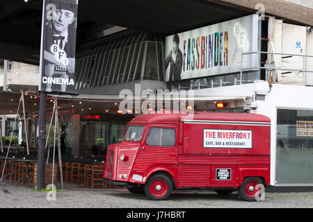 LONDON, ENGLAND - 12. März 2017 Riverfront Bar am British Film Institute - BFI, South Bank, London, England, Vereinigtes Königreich Stockfoto