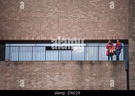 LONDON, UK - 22. April 2017: Außenansicht der Tate modern Gallery mit Menschen Stockfoto