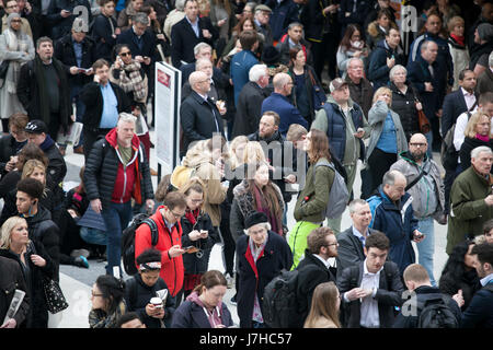 LONDON, ENGLAND - 12. März 2017 Menschen an der Liverpool Street Station. Eröffnet im Jahre 1874 ist es dritten verkehrsreichsten und einer der wichtigsten Bahn-Stationen in UK, wi Stockfoto