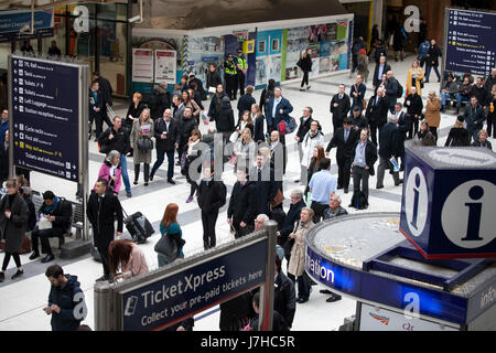 LONDON, ENGLAND - 12. März 2017 Menschen an der Liverpool Street Station. Eröffnet im Jahre 1874 ist es dritten verkehrsreichsten und einer der wichtigsten Bahn-Stationen in UK, wi Stockfoto