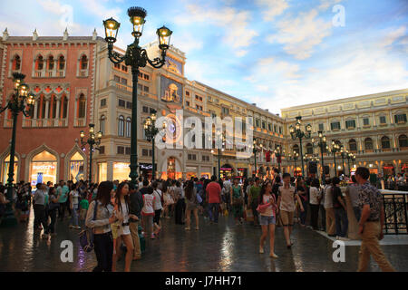 COTAI STRIP MACAU CHINA-22 AUGUST Besucher zu Fuß und genießen Sie zum Einkaufen im Venetian Hotel das berühmte Einkaufszentrum Luxus Hotel Landmark und der Larg Stockfoto