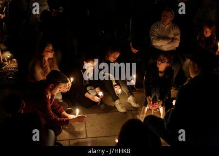 Berlin, Deutschland. 24. Mai 2017. Menschen sitzen mit Kerzen auf dem Boden. Tag der Eröffnung des 36. Kirchentags endete mit dem traditionellen Segen mit Kerzen. Der 36. Deutschen Evangelischen Kirchentag findet in Berlin statt und deckt sich mit dem 500. Jahrestag der Reformation. Bildnachweis: Michael Debets/Pacific Press/Alamy Live-Nachrichten Stockfoto