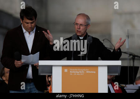 Berlin, Deutschland. 24. Mai 2017. Justin Welby, befasst sich der Erzbischof von Canterbury mit die Gemeinde. Vertreter aus Politik und anderen christlichen Konfessionen angesprochen der Eröffnungsgottesdienst des 36. Deutschen Evangelischen Kirchentag in Berlin. Der Kongress deckt sich mit dem 500. Jahrestag der Reformation. Bildnachweis: Michael Debets/Pacific Press/Alamy Live-Nachrichten Stockfoto