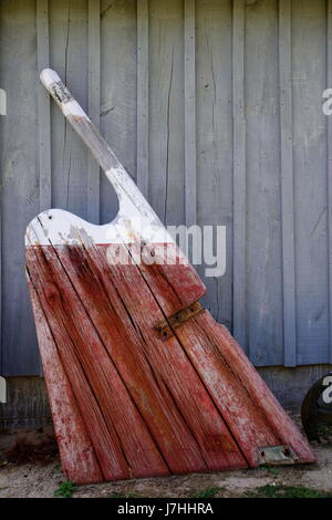 Antik weiß & rot hölzerne Segelschiff Ruder Stockfoto