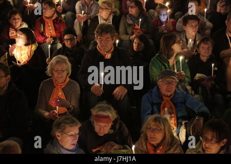 Berlin, Deutschland. 24. Mai 2017. Menschen sind Kerzen in den Händen halten. Tag der Eröffnung des 36. Kirchentags endete mit dem traditionellen Segen mit Kerzen. Der 36. Deutschen Evangelischen Kirchentag findet in Berlin statt und deckt sich mit dem 500. Jahrestag der Reformation. Bildnachweis: Michael Debets/Pacific Press/Alamy Live-Nachrichten Stockfoto