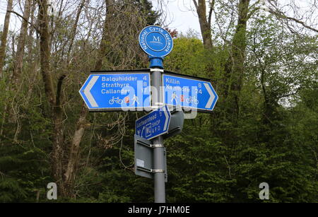 National Cycle Route 7 und Rob Roy Weg in der Nähe von Lochearnhead Schottland Mai 2017 anmelden Stockfoto