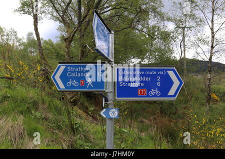 National Cycle Route 7 und Rob Roy Weg in der Nähe von Balquhidder Schottland Mai 2017 anmelden Stockfoto