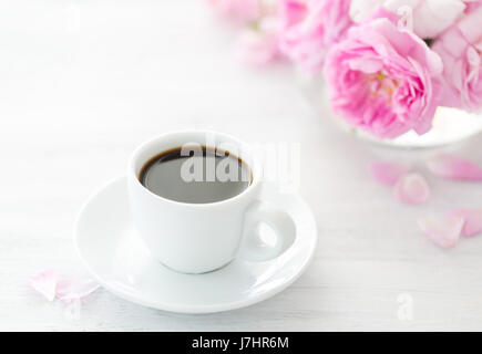 Stillleben mit Kaffee und Strauß Rosen. Selektiven Fokus. Geringe Schärfentiefe. Stockfoto