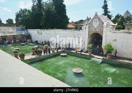 Umbul Pasiraman Baden Komplex voller Touristen. Taman Sari Wasser Burganlage Stockfoto