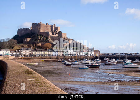 Mont Hochmuts Burg, Jersey, Kanalinseln, angezeigt durch den Hafen von Gorey suchen. Stockfoto