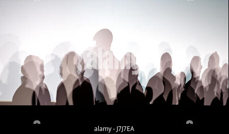 Viele Leute Schatten auf weiße Wand Stockfoto