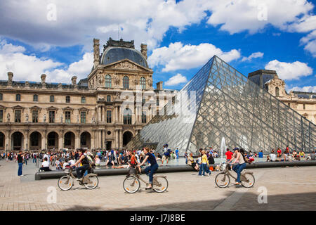 Louvre-Palast mit seiner Pyramide Tor und Touristen. Paris, Frankreich Stockfoto