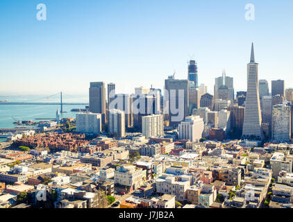 Die sensationelle Skyline der Innenstadt von San Francisco, Kalifornien vom Coit Tower auf dem Telegraph Hill gesehen. Stockfoto