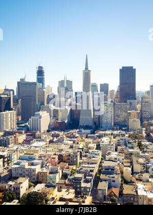 Die sensationelle Skyline der Innenstadt von San Francisco, Kalifornien vom Coit Tower auf dem Telegraph Hill gesehen. Stockfoto