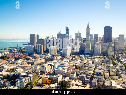 Die sensationelle Skyline der Innenstadt von San Francisco, Kalifornien vom Coit Tower auf dem Telegraph Hill gesehen. Stockfoto