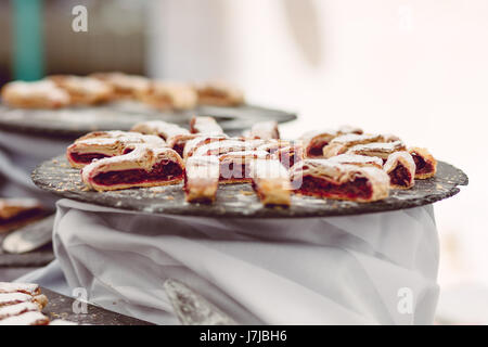 Gemischte Früchte und Beeren Galette. Rustikale Apfel, Pfirsich und Heidelbeere Stockfoto