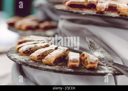 Gemischte Früchte und Beeren Galette. Rustikale Apfel, Pfirsich und Heidelbeere Stockfoto