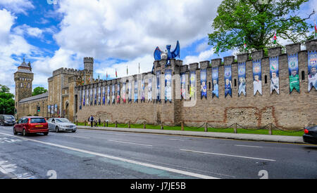 Cardiff, Wales - 20. Mai 2017: Cardiff Castle Mauer, Weitwinkel mit UEFA-Cup-final-Banner Stockfoto