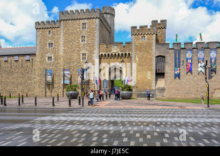 Cardiff, Wales - 20. Mai 2017: Cardiff Castle Eingang, Weitwinkel Stockfoto