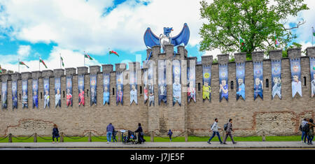 Cardiff, Wales - 20. Mai 2017: Cardiff Castle Mauer, Weitwinkel mit UEFA-Cup-final-Banner Stockfoto