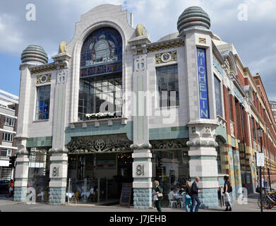 Art-Deco-Bibendum Restaurant in Fulham Road in Kensington, London. Das Gebäude ist Michelin House, ehemaliges Hauptquartier der Reifenhersteller in Großbritannien Stockfoto