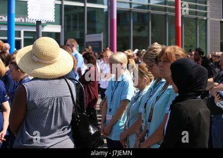 Menschen Schweigeminute eine außerhalb der Royal Manchester Kinderklinik, die Opfer von dieser Woche Terroranschlag in der Stadt zu markieren. Stockfoto