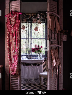 Durch zurückgeforderte Fensterläden, Waschbecken mit Spitzen-Detail und Stoff screening-Fenster anzeigen Stockfoto