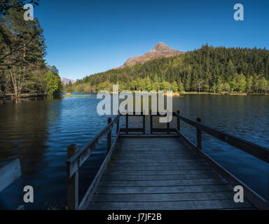 Ein Bild von Glencoe Village man an einem schönen Frühlingsabend mit Pap Glencoe im Hintergrund. Stockfoto