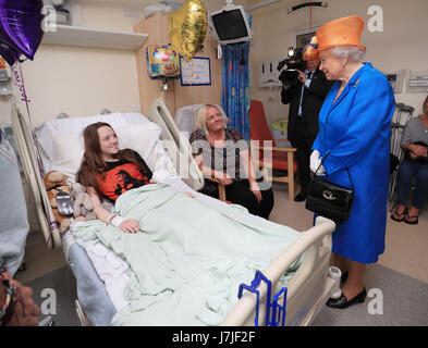 Königin Elizabeth II spricht zu Millie Robson, 15, aus Co Durham, und ihre Mutter, Marie, bei einem Besuch in der königlichen Manchester Kinderklinik, Opfer von Terror-Anschlag in der Stadt Anfang dieser Woche treffen und Mitarbeitern danken, die sie behandelt. Stockfoto