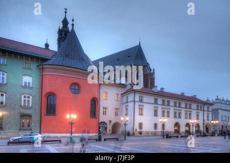 St. Barbara Church, St. Marien Basilika und alte Häuser auf dem Maly Rynek in der Abenddämmerung, UNESCO-Weltkulturerbe, Krakau, Kleinpolen, Polen, Europa Stockfoto